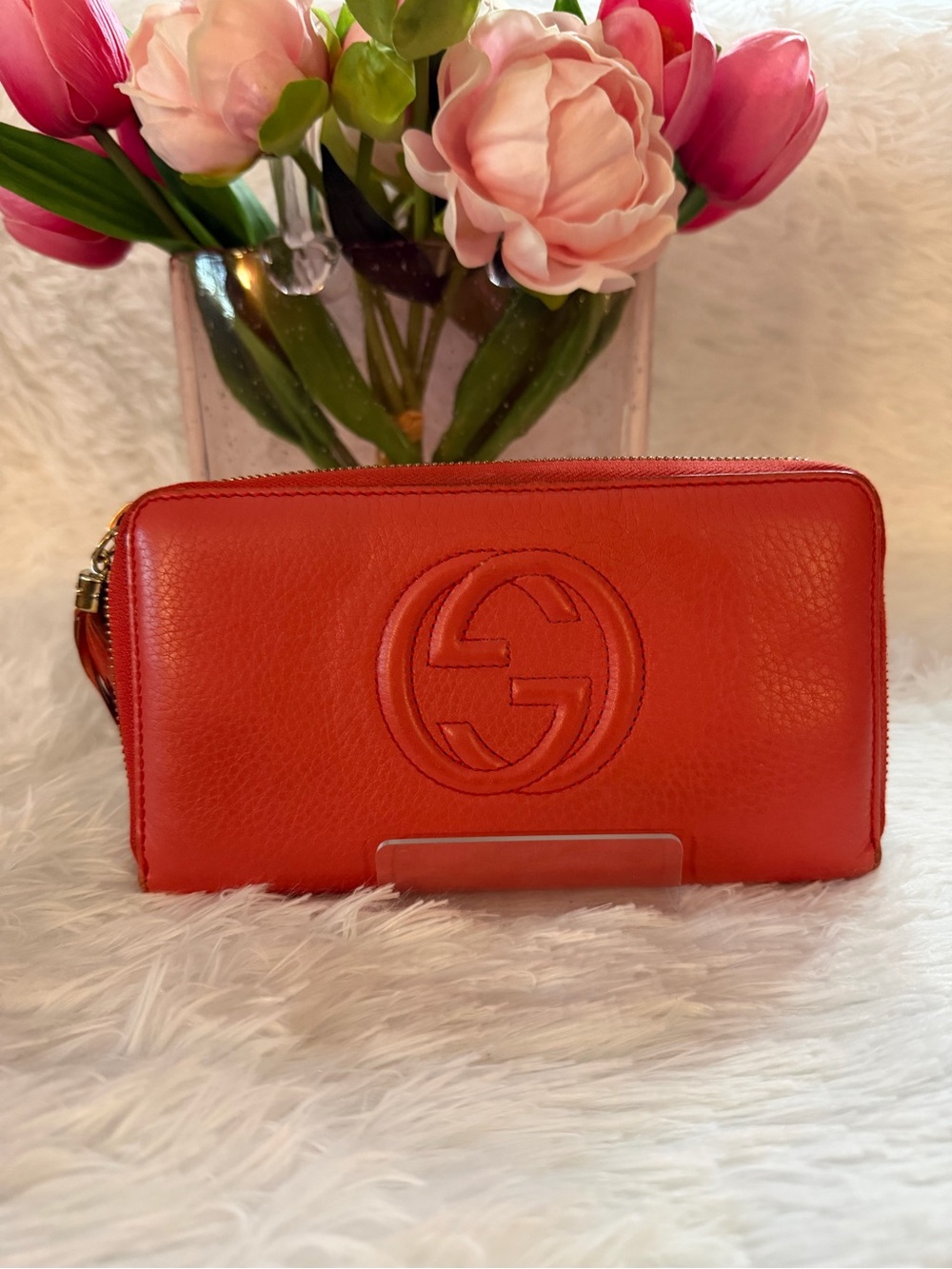 GUCCIZIP AROUND GG SOHO
CONTINENTAL LEATHER WALLET ORANGE